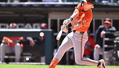 Orioles smack 3 homers in the 8th to stun White Sox