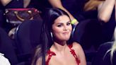 Selena Gomez se vuelve viral por sus muecas en los MTV VMA