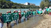 'Mójate por Europa': un chapuzón en el río Ebro para concienciar sobre el aumento de temperaturas y las elecciones europeas
