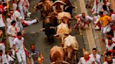 西班牙奔牛節登場 數千群眾觀賞驚險人獸競逐