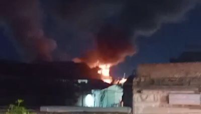 Se incendió una fábrica de Avellaneda y las llamas alcanzaron los 30 metros