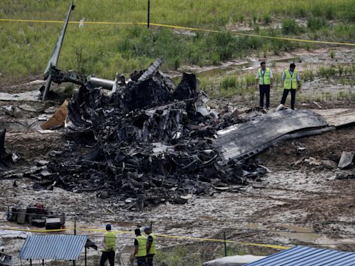 Piloto sobrevive a accidente de avión en Nepal que dejó 18 muertos