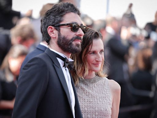 PHOTOS Camille Cottin et Benjamin Mahon amoureux sur le tapis rouge, très rare apparition du couple à Cannes