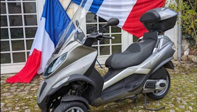 Le fameux «scooter de l'amour» de François Hollande vendu 25 000 euros aux enchères