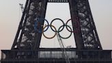 Olympische Ringe am Eiffelturm angebracht