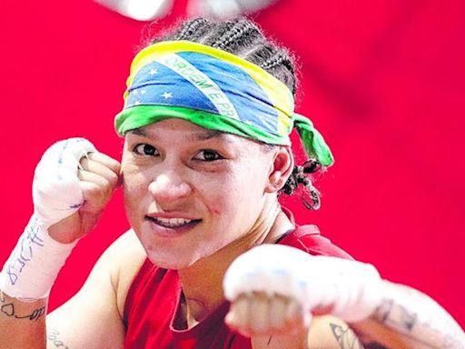 Bia Ferreira vence argentina e conquista título mundial dos pesos leves de boxe na Inglaterra