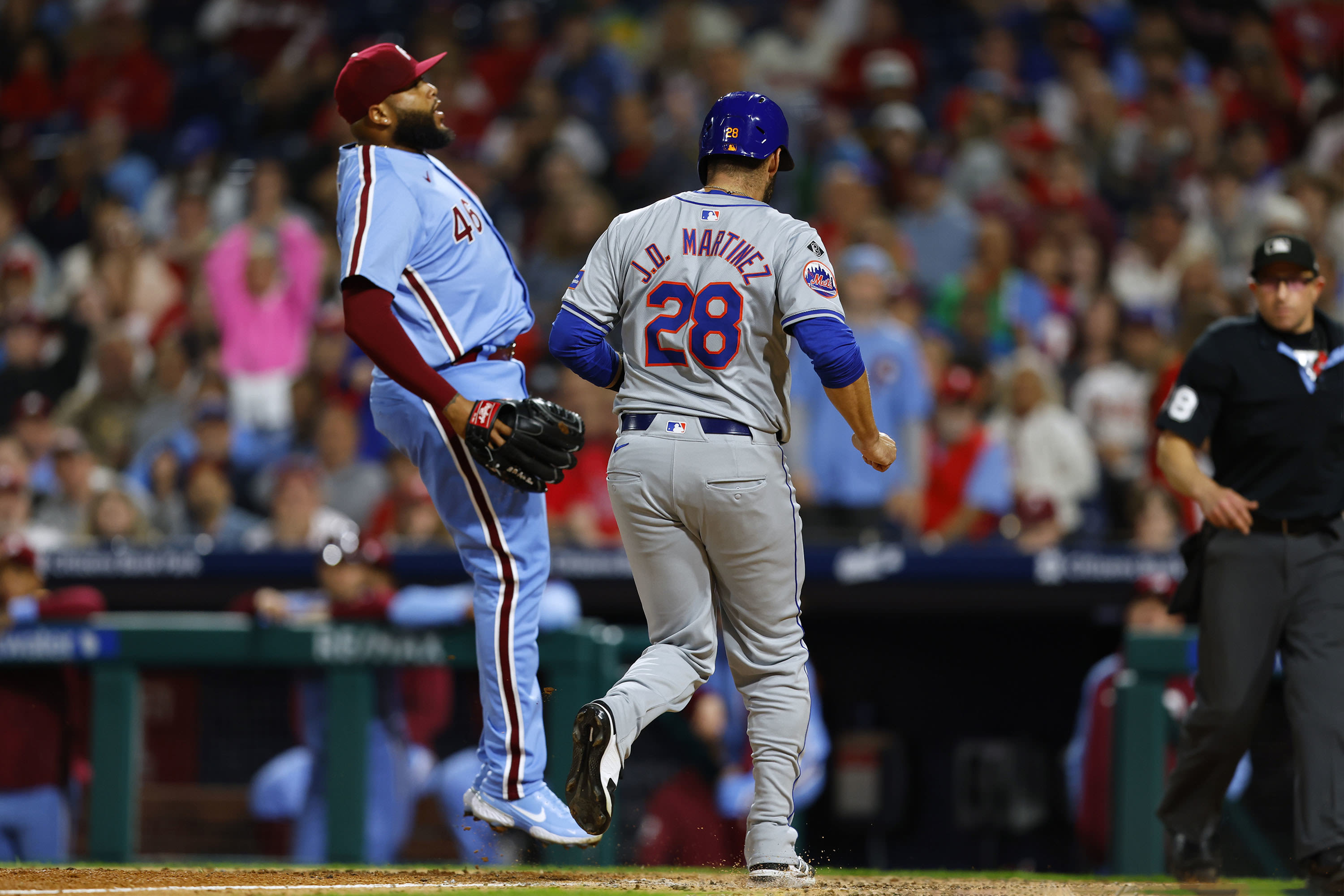 Mets blow two leads before J.D. Martinez’s go-ahead RBI single leads to win over Phillies in 11 innings