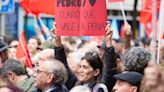 Los manifestantes cantan el 'Quédate' de Quevedo a Pedro Sánchez