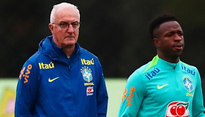 Dorival Júnior quita presión a Vinicius