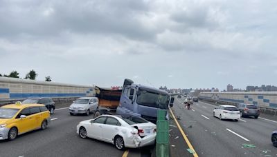 國道2號東向南桃園路段交通事故 3人受傷送醫