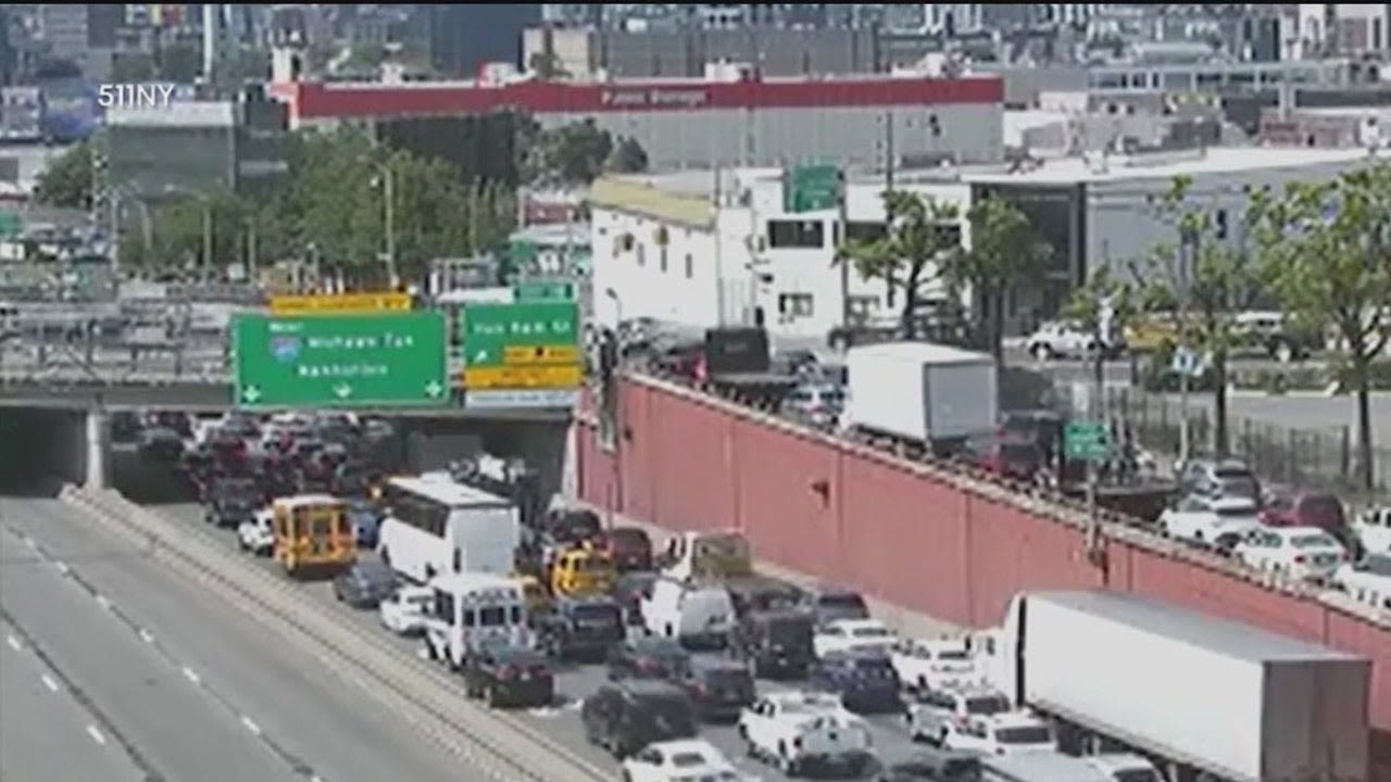 Queens-Midtown Tunnel closed due to water main break