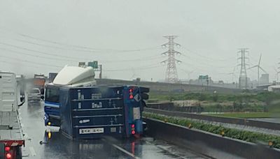 駕駛奇蹟輕傷！彰化貨櫃車急雨中翻覆 西濱車流回堵3公里