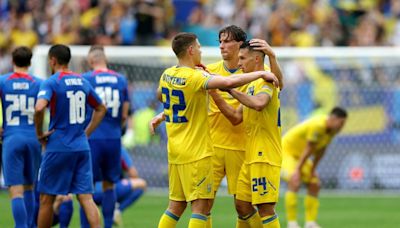 Ucrania mantiene vivas sus esperanzas en la Eurocopa al ganarle 2-1 a Eslovaquia