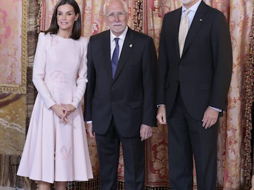 La reina Letizia da una nueva vida a su vestido español con flores 3D que fascinó en Suecia