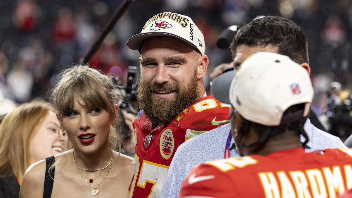 WATCH: Travis Kelce Sings Karaoke, Dedicates Award To Taylor Swift | iHeart