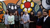 Un mural de Mon Laferte inaugura los actos por el 50º aniversario del golpe en Chile