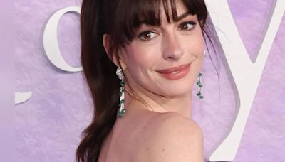 Anne Hathaway seduce en su premier en Nueva York con un sensual vestido rojo