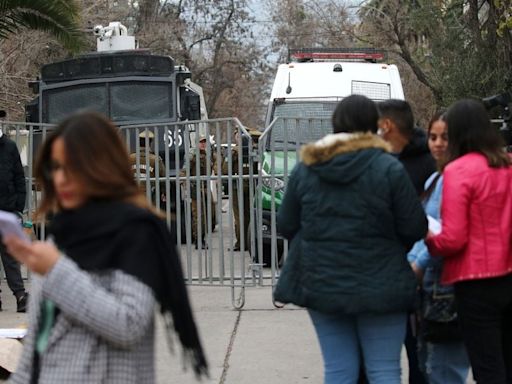 La angustia de venezolanos en Chile tras el cierre de su Embajada - La Tercera