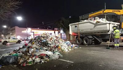 En medio del conflicto por la basura en CABA, casi se incendia un camión recolector y tiró todos los residuos a la calle