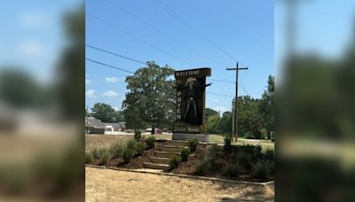 New Poyen sign honors country music star, Arkansas native Justin Moore