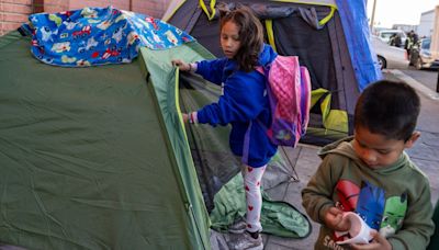 Familias con niños viven en las calles de Skid Row en Los Ángeles. ¿Cómo terminaron en ese lugar?