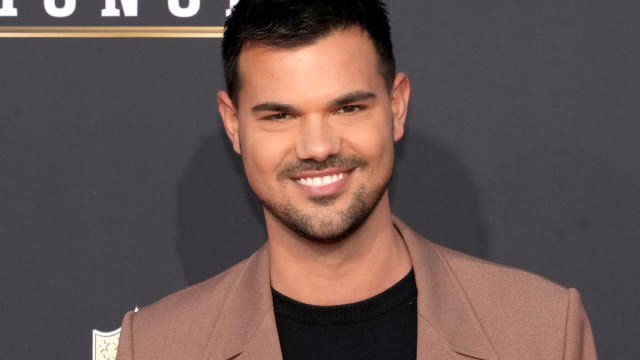 Taylor Lautner, Sarah Hyland, & More to Star in The Token Groomsman Rom-Com Movie