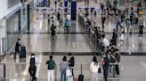 "Busqué un chicle y palpé mi arma": un tribunal de Hong Kong absuelve a un político estadounidense por posesión de un arma en un aeropuerto