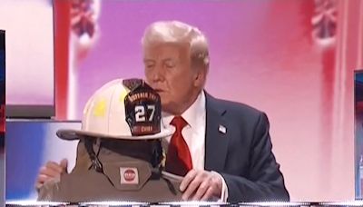 Trump homenajea al bombero que murió en el intento de asesinato: besa y abraza su traje