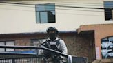 Comando armado irrumpe en escuela al sur de México y roba vehículos, carteras y celulares a maestros - La Opinión