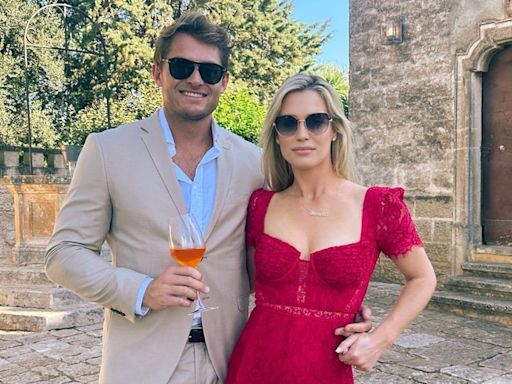 Amelia Spencer recicla, un año después, su vestido de invitada rojo más 'coquette' en una boda en Italia