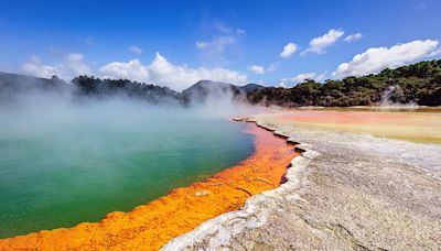 紐西蘭羅托魯瓦奇景宛如外星球？！沸騰湖泊、冒泡泥池、水柱沖天間歇泉一次看遍地熱名景！