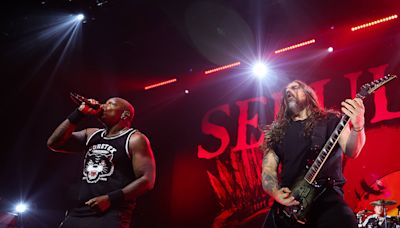 Crítica: Sepultura, em show da turnê final, sai do palco para entrar na história