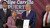 AMLO entrega a jubilados primeros complementos del Fondo de Pensiones