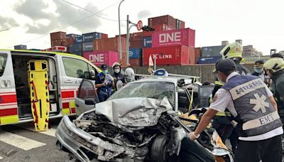 轎車爆胎與貨櫃車擦撞變形 消防員破壞車體救出受困駕駛