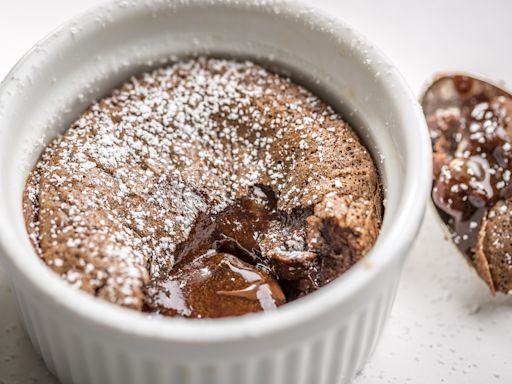 Cyril Lignac partage la recette de son incroyable biscuit coulant au chocolat, caramel de passion, à faire en moins de 10 min