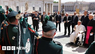 Pope Francis gives thumbs up to Royal Irish Regiment band