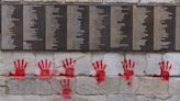 Búlgaros de extrema-direita são presos por pintar mãos vermelhas em memorial do Holocausto em Paris