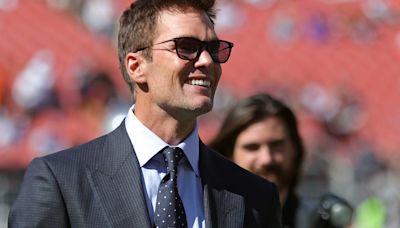 Tom Brady's broadcast debut draws mixed reviews. Here's reactions from NFL fans