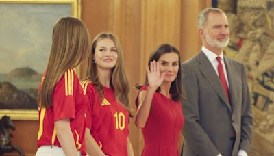 Los reyes, Felipe y Letizia, con sus hijas, reciben a la Selección Española en Zazuela