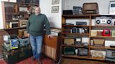 El coleccionista de radios antiguas: tiene 90 equipos, algunos fabricados hace más de un siglo y todos funcionan