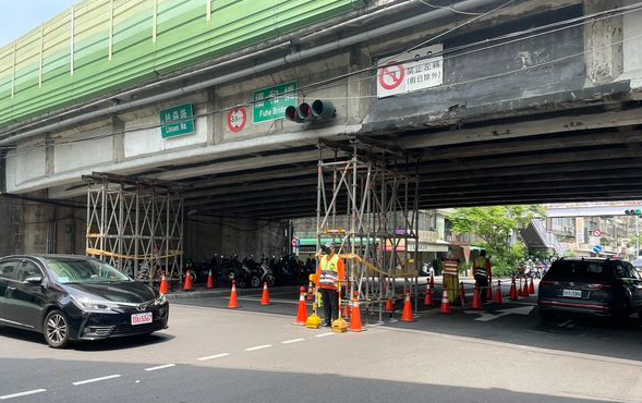 快訊/撞擊瞬間曝！新北福和橋慘遭大型車猛撞 驚現「巨大裂縫」