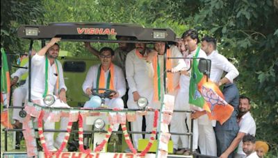 Haryana polls: In Tohana cliffhanger, candidates ride high on combine harvesters