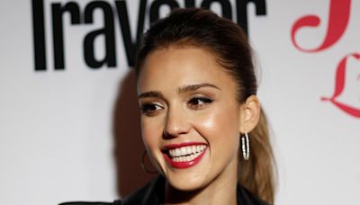 Jessica Alba sorprendió a su padre regalándole una casa - El Diario NY