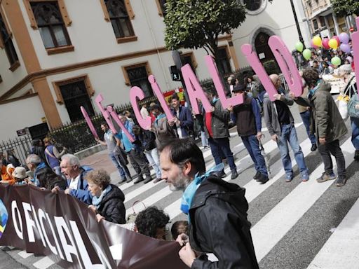 EN IMÁGENES: Los partidarios de la oficialidad del asturiano se manifiestan en Oviedo