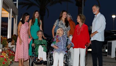 Primera imagen de los reyes, sus hijas y la reina Sofía juntos en sus vacaciones en Palma