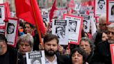 Con algunos incidentes de violencia, chilenos marchan para recordar a las víctimas de la dictadura
