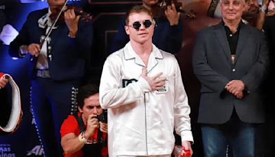 "Canelo" y su esposa se lucen con bolo de billetes en un bautizo