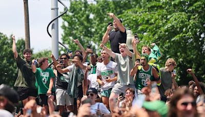 Joe Mazzulla turns into star of Celtics title parade despite injury