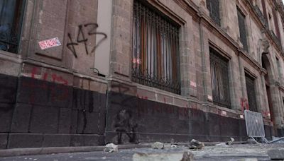Normalistas de Ayotzinapa lanzan cohetes a fachada de Palacio Nacional