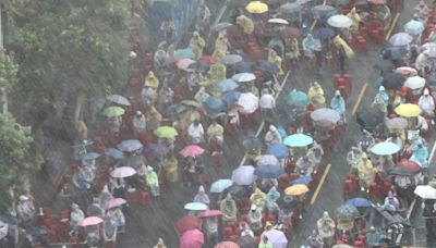 雙北暴雨釀災！捷運站漏水、文湖線行駛中停止 松機航班延誤